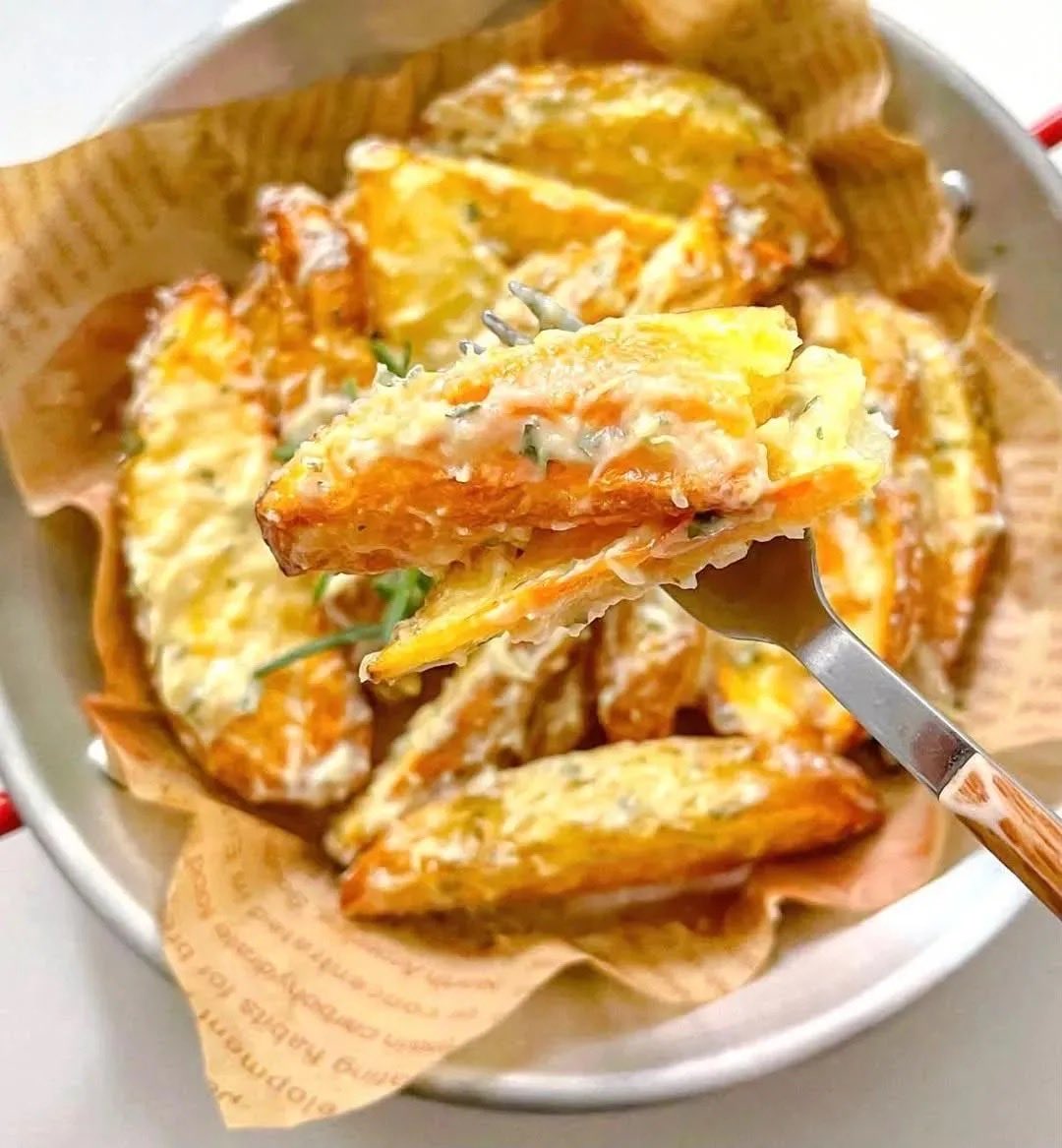 alluraxx's tweet photo. PATATAS LANG MERON SA BAHAY? EDI I-UPGRADE NATIN 😭🥔🤤 

Ayoko na rin sa usual na prito, kaya nung nakita ko ’tong crispy potato + creamy garlic coating, napa-save agad ako! Yung crunchy sa labas tapos creamy, garlicky, and savory sa bawat bite?! 😭🤌🏻 https://t.co/ySVPhuZRdj