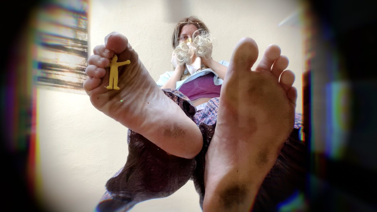 GiantessRae's tweet photo. News headline: cruel giantess grabs tiny by head with her feet!! Oh no!! ~ ☆ https://t.co/iZdj6UJpi6