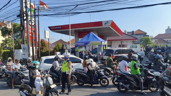 LambeSahamjja's tweet photo. gosipnya istana lagi dilema soal harga minyak bbm

minyak dunia lagi tinggi tingginya sekarang

sementara bbm pertalite tidak naik tapi non subsidi naik

nahh di lapangan banyak yang dulu pake pertamax beralih ke pertalite

awalnya stock bbm untuk subsidi melimpahh

tapi karna banyak yang beralih cadangan bbm itu mulai berkurang bahkan kurang 

makanya di lapangan mulai banyak daerah yang sampe krisis bbm 

ada yang kasih tau ke presiden buat naikin harga bbm subsidi

tapi kalo dia buat kebijakan itu makan hari itu juga dipastikan ada dem0 besar

namun jika dia tidak melakukan itu maka ini akan jadi bom waktu 

antara bbm subsidinya yang habis atau anggarannya yang habiss