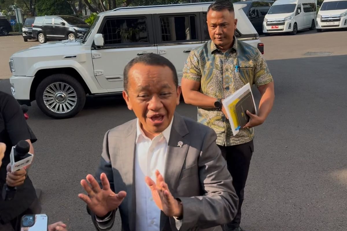 LambeSahamjja's tweet photo. gosipnya istana lagi dilema soal harga minyak bbm

minyak dunia lagi tinggi tingginya sekarang

sementara bbm pertalite tidak naik tapi non subsidi naik

nahh di lapangan banyak yang dulu pake pertamax beralih ke pertalite

awalnya stock bbm untuk subsidi melimpahh

tapi karna banyak yang beralih cadangan bbm itu mulai berkurang bahkan kurang 

makanya di lapangan mulai banyak daerah yang sampe krisis bbm 

ada yang kasih tau ke presiden buat naikin harga bbm subsidi

tapi kalo dia buat kebijakan itu makan hari itu juga dipastikan ada dem0 besar

namun jika dia tidak melakukan itu maka ini akan jadi bom waktu 

antara bbm subsidinya yang habis atau anggarannya yang habiss