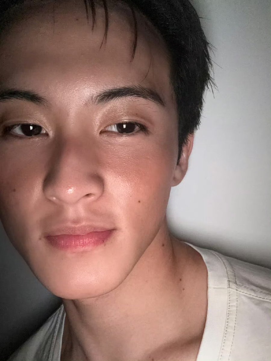 marklopsemangka's tweet photo. kayaknya ini selca mark lee yang paling jelas molesnya… ternyata sebanyak itu ya… dipipi dua, didekat mulut juga ada, di leher juga ada, dijidat juga ada, dikelopak mata juga ada AJDKAKDLA 😭😭😭 https://t.co/A0SjuIiFOz