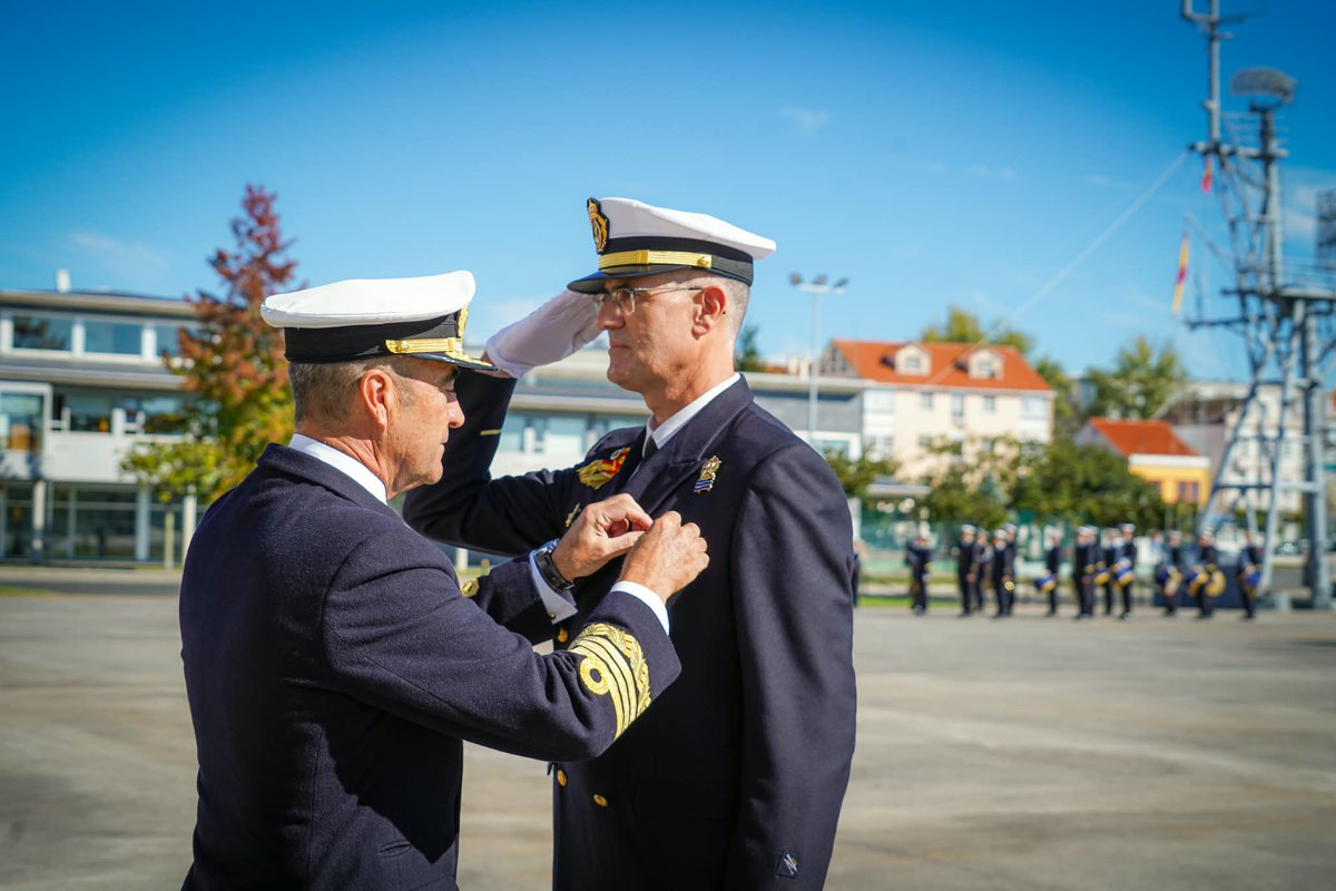 Armada_esp's tweet photo. ⚓ El subteniente D. Jesús Quiza recibe una Cruz la Mérito Naval en la escuela `Antonio de Escaño´, con motivo de su nombramiento como «Profesor del Año 2025-2026 de la Armada».

👏¡Enhorabuena al galardonado y a todo el equipo docente por su compromiso diario! https://t.co/2TdCWRTVCk