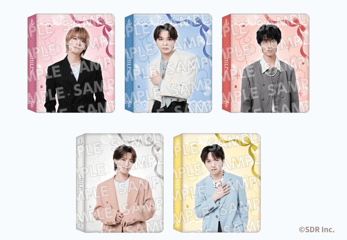 oricon's tweet photo. 「M!LKくじ」11/3(火･祝)発売決定❗️⠀
1回790円、1会計一人5個まで
ローソン等で発売、なくなり次第終了
https://t.co/dgnhLxgzSN
⠀
#MILKくじ
A賞：ふわふわクッション
B賞：A2タペストリー
C賞：シールバインダー
D賞：スライダーポーチキーホルダー
E賞：ハート缶バッジ2個セット
F賞：クリアファイル＆チケットホルダーセット
ラスト賞：ビジュアルA3クリアパネル