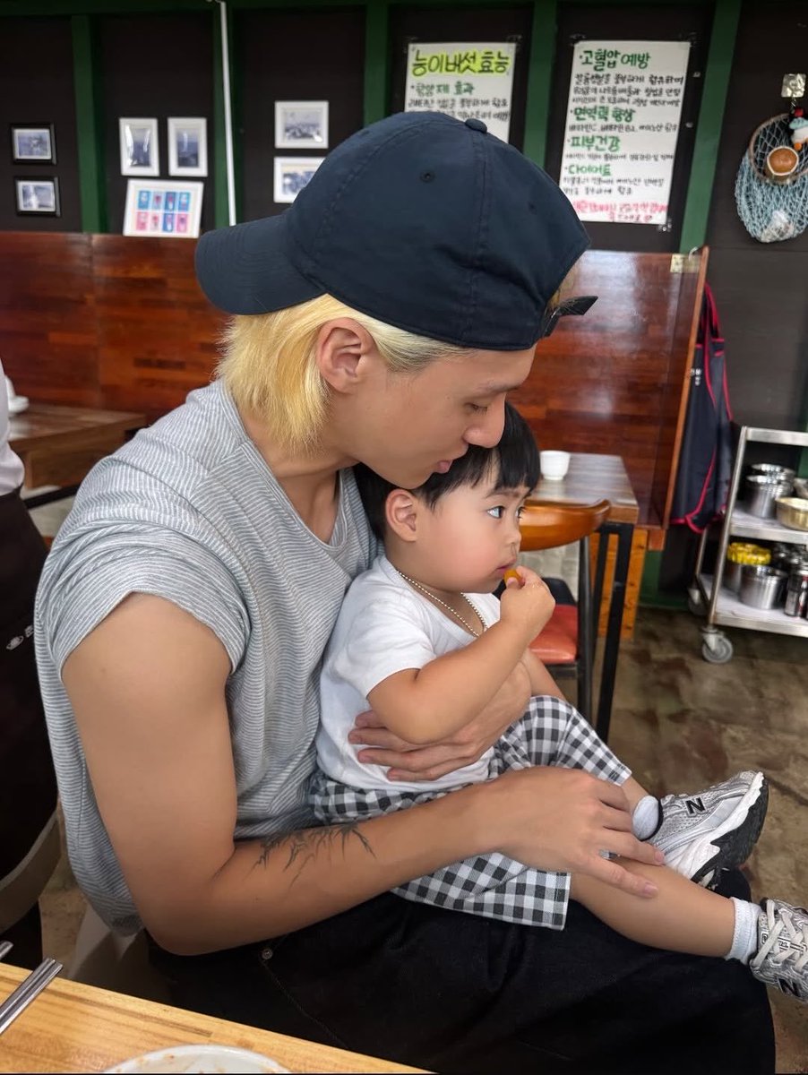 Woojyoung's tweet photo. Went out for a meal and became friends with the owner's baby 🥹 https://t.co/PlcYGJz3VD