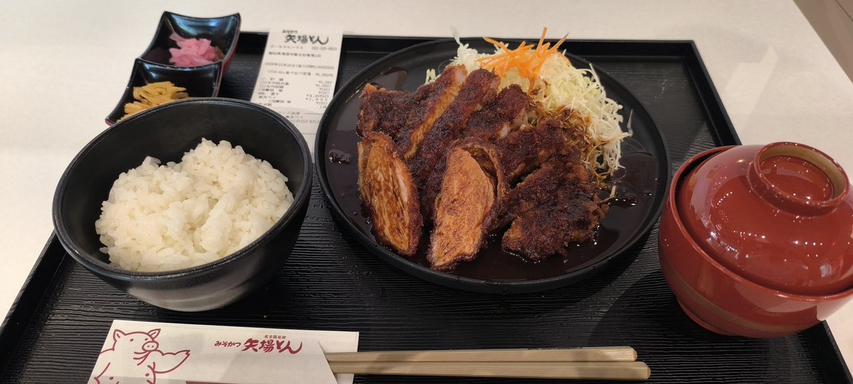 bewd1990's tweet photo. ぶーちゃんハウス
店内に社歌BGM？と野球アニメ？が流れてたけどスピーカーの音量がデカい
取材カメラがインサート（物撮り）中でした
ソフトクリーム食べたかったけどカロリー制限中で我慢 https://t.co/hJECr8Rpmw