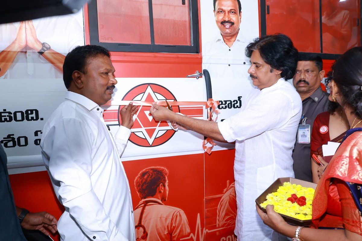 JanaSenaParty's tweet photo. ఖమ్మం, నల్గొండ, వరంగల్ పట్టభద్రుల ఎమ్మెల్సీ ఎన్నికల్లో ప్రచారానికి సంబంధించిన జనసేన గ్రాడ్యుయేట్ ఎక్స్‌ప్రెస్ ప్రచారం రథంను జనసేన అధ్యక్షులు శ్రీ @PawanKalyan గారు శుక్రవారం హైదరాబాదులో ప్రారంభించారు.

వరంగల్, ఖమ్మం, నల్గొండ పట్టభద్రుల ఎమ్మెల్సీ నియోజకవర్గానికి జనసేన అభ్యర్థిగా డా. గడల శ్రీనివాసరావు గారి విజయాన్ని ఆకాంక్షిస్తూ, సూచనలు చేశారు.

ఈ గ్రాడ్యుయేట్ ఎక్స్‌ప్రెస్ కేవలం ఎన్నికల ప్రచార వాహనంగా కాకుండా, యువత సమస్యలను నిరంతరం తెలుసుకునే ప్రజాసేవా వేదికగా కొనసాగాలని స్పష్టం చేశారు.

-జనసేన పార్టీ రాష్ట్ర కార్యాలయం, తెలంగాణ.