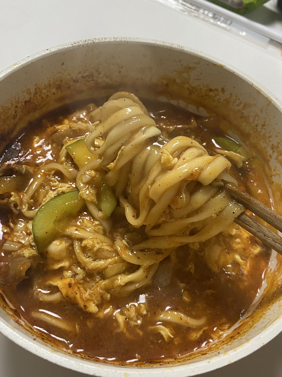 sunisdo's tweet photo. 장칼국수 진짜 기깔나게 끓임 https://t.co/eNJ6q9quPY