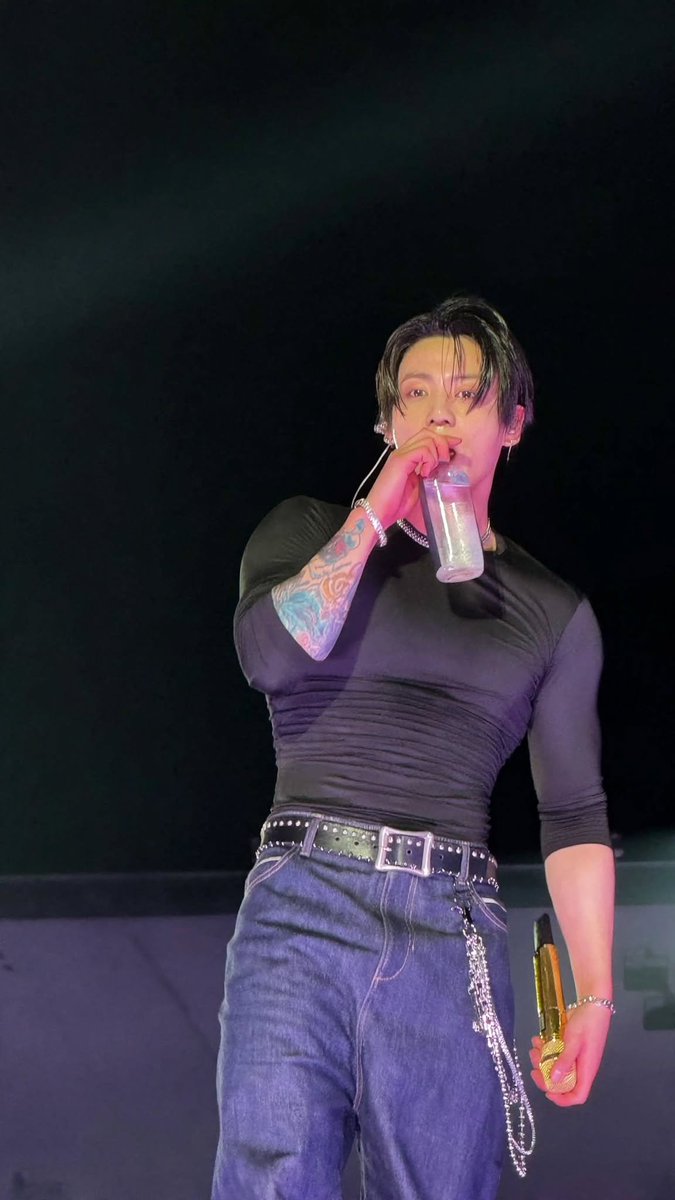 97Jungukk's tweet photo. Such a physique! https://t.co/D9fcani39h