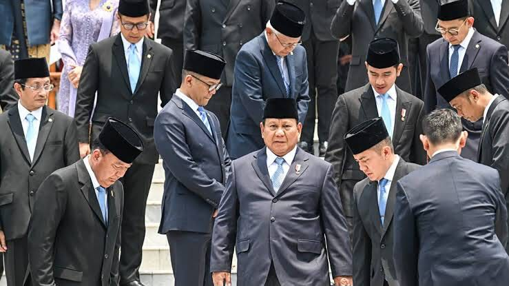 keluhkesahkonoh's tweet photo. Selangkah lagi jadi Zimbabwe? Negara ini disebut berada di ambang kehancuran total ‼️

IHSG hancur, rupiah makin melemah, dan modal asing kabur. Menurut postingan ini, masalahnya bukan lagi sekadar salah kelola, tapi sudah dianggap sebagai pembantaian ekonomi nasional!

Suahasil dinilai gagal total, hukum dianggap runtuh, dan uang rakyat dituding dijarah secara terang-terangan. Rezim Prabowo juga dituduh makin menguntungkan oligarki, sementara rakyat makin kesulitan.

Bereskan semua kekacauan ini sekarang! Rakyat sudah muak dan tinggal menunggu momentum untuk menyingkirkan kalian semua!