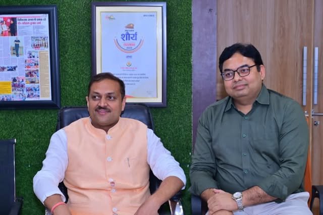 DrKVermabjp's tweet photo. आत्मीय मुलाकात एवं हार्दिक स्वागत-अभिनंदन! 

सनशाइन हॉस्पिटल एंड ट्रॉमा सेंटर, गोला खीरी में लखनऊ खण्ड स्नातक निर्वाचन क्षेत्र से भाजपा प्रत्याशी आदरणीय श्री अवनीश कुमार सिंह जी का आत्मीय स्वागत एवं अभिनंदन करने का सौभाग्य प्राप्त हुआ। 
#AvnishKumarSingh #BJP #स्नातकनिर्वाचन https://t.co/IqJJ7qgUuI