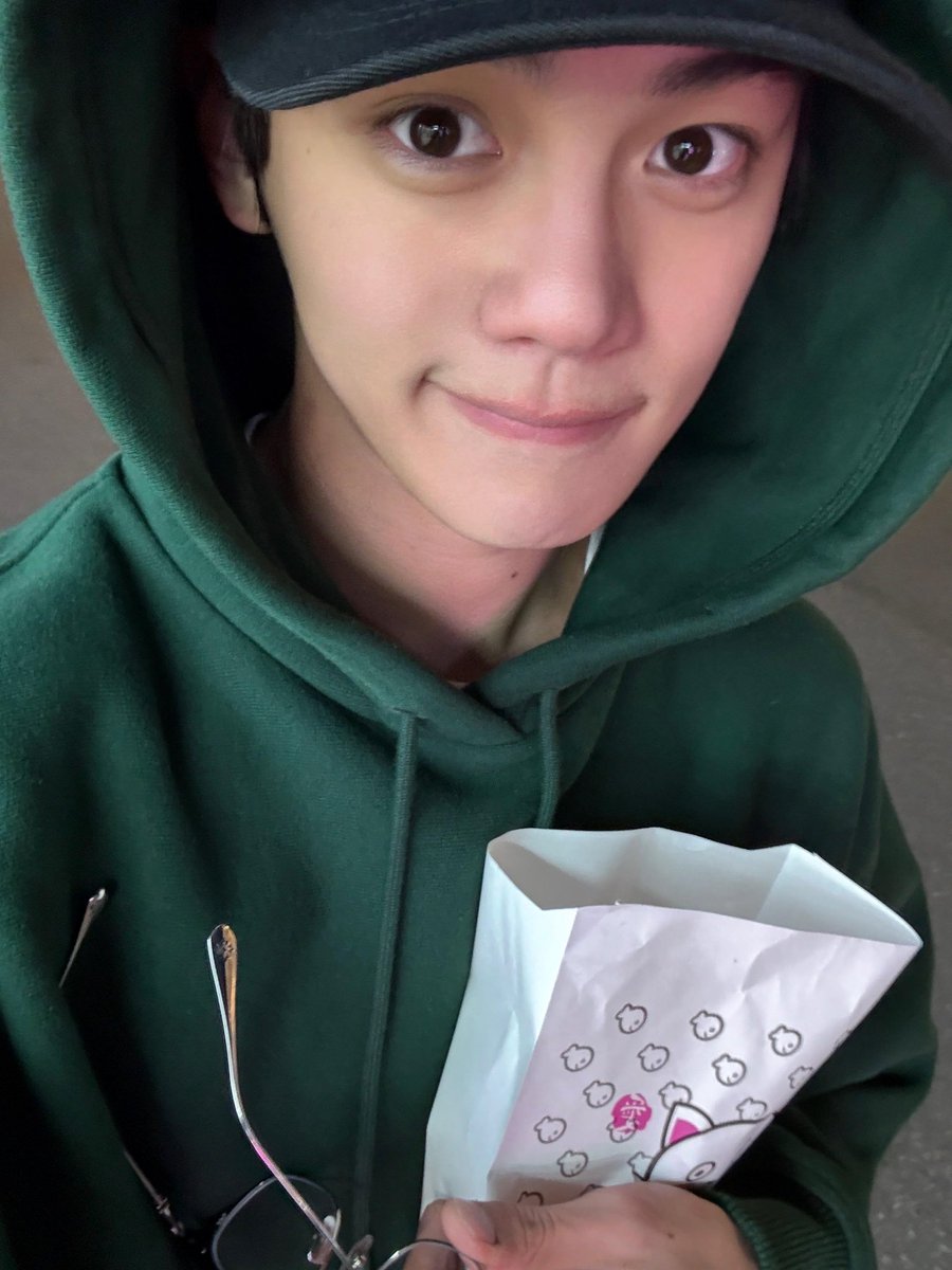 Gyuvinn__'s tweet photo. 붕어빵 먹을 시기가 다시 왔다.. #김규빈 https://t.co/OtWCIXTk0o