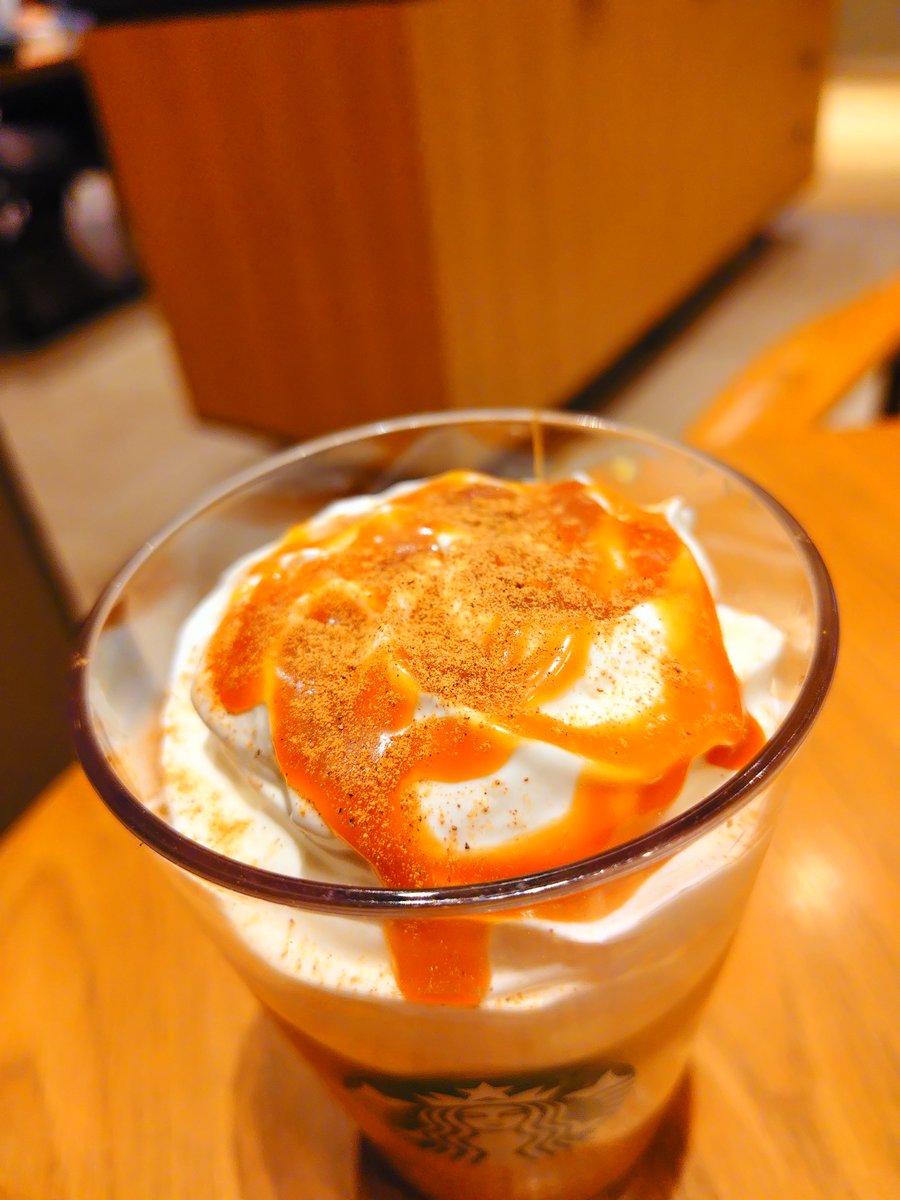 mintnohappa's tweet photo. スタバで初めてこういうの飲みます。いつもはよく分からないので普通のコーヒー😅
カスタマイズも分からないので、とりあえず無料のは追加😁👍
シナモンの香り秋らしさがあって、良かったです✨✨ https://t.co/sQAGGlvgOd