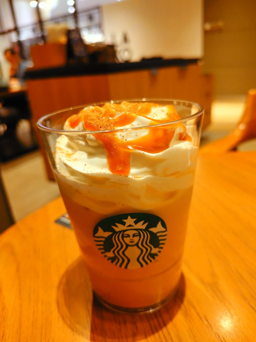 mintnohappa's tweet photo. スタバで初めてこういうの飲みます。いつもはよく分からないので普通のコーヒー😅
カスタマイズも分からないので、とりあえず無料のは追加😁👍
シナモンの香り秋らしさがあって、良かったです✨✨ https://t.co/sQAGGlvgOd