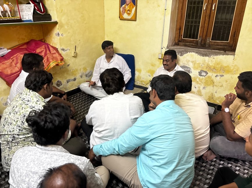 SekarReddy79's tweet photo. నిన్న ఎమ్మిగనూరు టీడీపీ కార్యాలయంలో ఎమ్మెల్యే డా.బి.వి.జయనాగేశ్వరరెడ్డి గారితో కలిసి ఎమ్మిగనూరు నియోజకవర్గంలో స్థానిక ఎన్నికలలో అభ్యర్థుల ఎంపికపై అర్థరాత్రి వరకు చర్చలు జరి���ిన ఎమ్మిగనూరు నియోజకవర్గం పరిశీలకులు మరియు టీడీపీ రాష్ట్ర కార్యదర్శి పి. మునిశేకర్ రెడ్డి గారు
#Yemmiganur https://t.co/V2FZhYSbSp