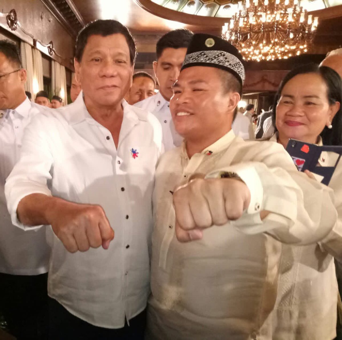 jesusfalcis's tweet photo. Hindi lang pala DDS pero diehard Sara Duterte Supporter (SDS) din!

The alleged financier from Mindanao behind the foiled ₱3.54 BILLION SHABU shipment from Manila to Laos back to Manila is former BARMM MP Edriaza Rimbang.

From 2016 until now, he supports the Dutertes.

In 2022, nag courtesy call via Zoom si Sultan Rimbang and his wife with no less than Inday Sara Duterte.

Pano na ang script ng mga DDS?

Basag!

😂

#DDS
#DuterteDrugSyndicate