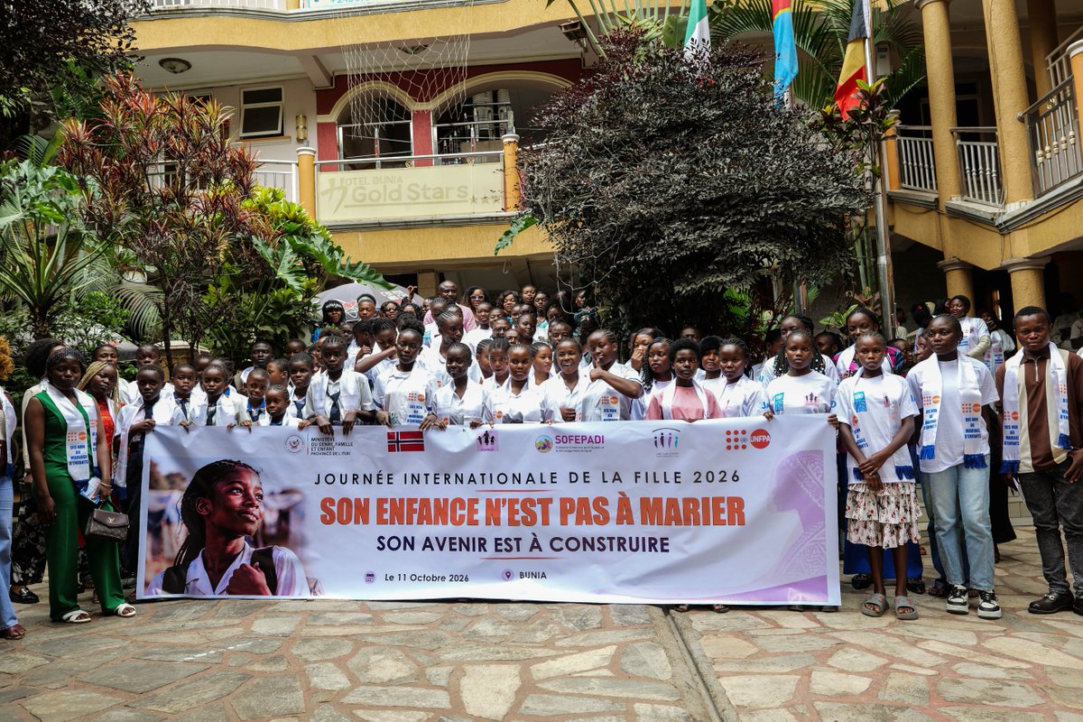 sofepadi's tweet photo. À Bunia, à l’occasion de la Journée internationale de la fille, @sofepadi , en collaboration avec @UNFPARDC   et la DIVIGENRE, a organisé des échanges avec des filles sur leurs aspirations et les obstacles à leurs droits, notamment le mariage des enfants.
Devenir institutrice, infirmière ou avocate : ces rêves peuvent être compromis par le mariage avant l’âge de 18 ans. À travers l’histoire d’Amina, 15 ans, qui rêve d’enseigner mais risque d’être mariée, les participantes ont souligné les conséquences de cette pratique sur l’éducation et l’avenir des filles.
Qu’elles soient scolarisées ou non, déplacées, en situation de handicap, mariées ou déjà mères, toutes les filles ont droit à l’éducation, à la protection et à des opportunités pour réaliser leur potentiel.
Mettre fin au mariage des enfants exige des actions concertées des familles, des écoles, des communautés et des acteurs de protection, ainsi qu’un investissement durable dans les droits des filles.
Protéger les droits des filles, c’est leur donner les moyens de choisir leur avenir.

#JournéeDeLaFille #DroitsDesFilles #SOFEPADI