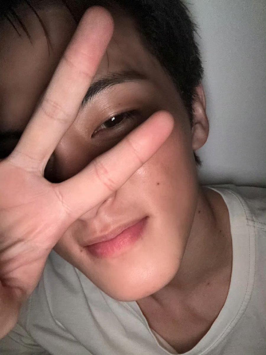 markyuppi's tweet photo. i wanna kiss every single one of those moles so bad... 😭🧎🏻‍♀️ https://t.co/LeTzkY2wTk