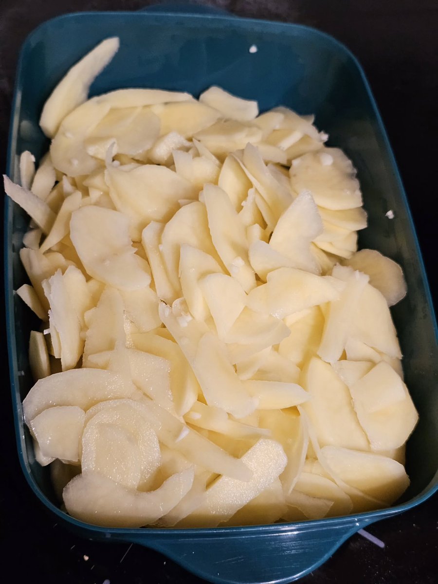 sontagricacl's tweet photo. Today we enjoyed microwave potato omelet with garlic. If you love tortilla but avoid fried food, this is a great option. Microwave thinly sliced potatoes with chopped garlic, oil and salt for 15–20 minutes. Mix with beaten eggs, then cook in a https://t.co/kokUmcuk9B