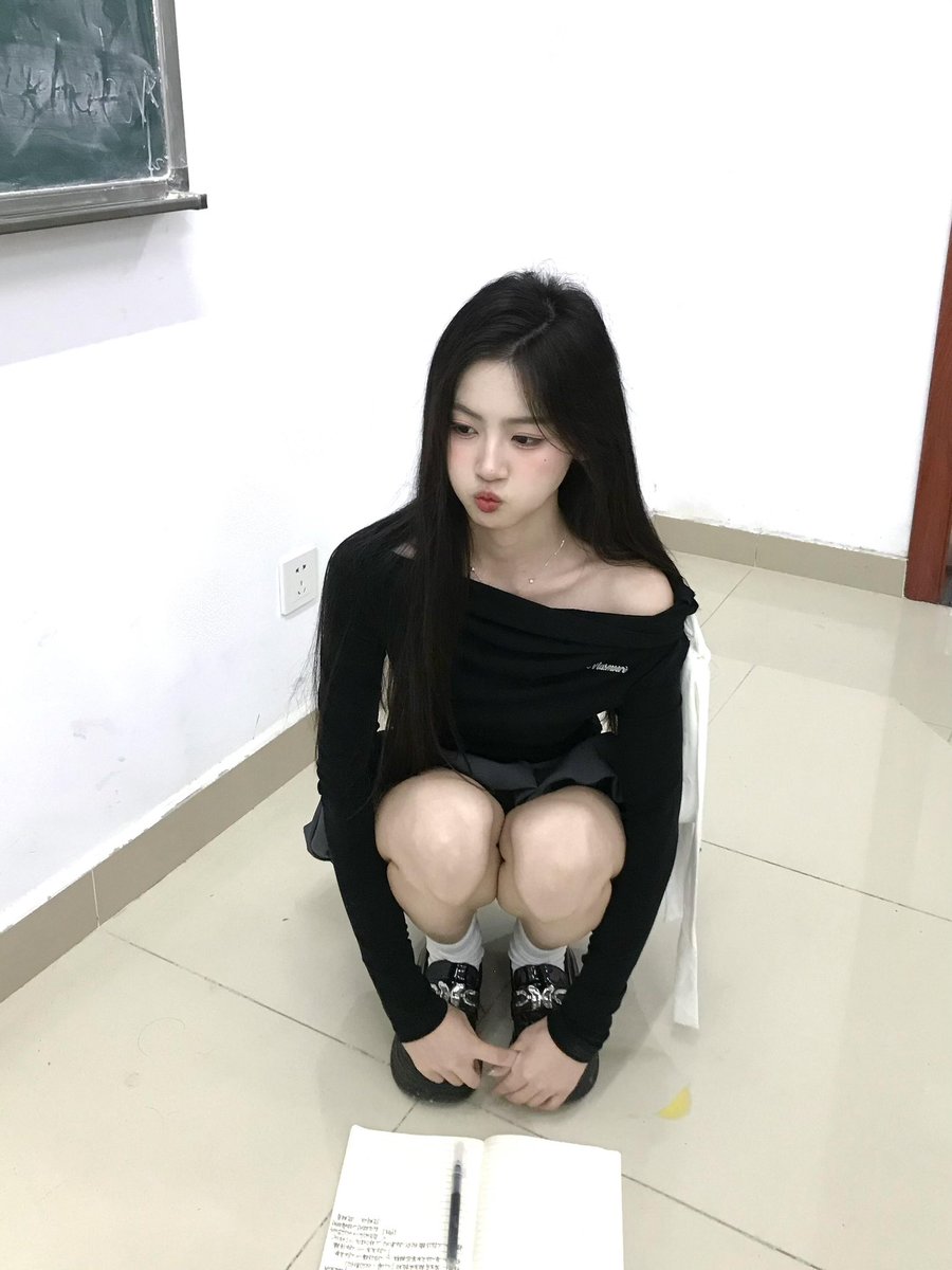 trigga_tra_'s tweet photo. 起来就拍照片了

有人想锐评一下女大福嘛 🥹       

看完不许瞎说，赶紧看，   

流言 ❤️99❤️我真秒发！🙋 https://t.co/fxDRveklte