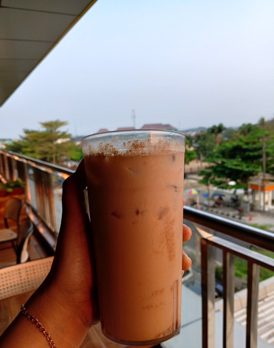 yourkayinn's tweet photo. udah paling bener emang pergi ngadem terus pesen es thai tea aja, tapi bener dari kemaren kok panas banget btw di tempat kalian suasananya gimana ? https://t.co/hND1l2aRhP