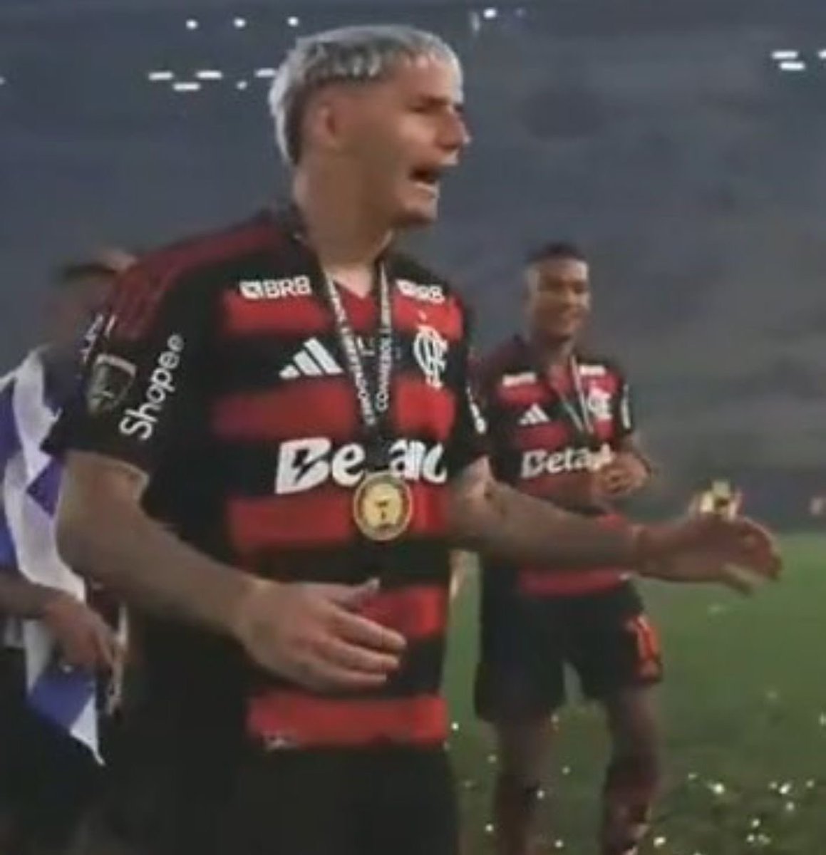 arthurrubrone's tweet photo. Minha reação quando o Paquetá abriu a asa, fiquei cagado, achei que o juíz fosse aproveitar pra garfar a gente https://t.co/veGxDZtgqu