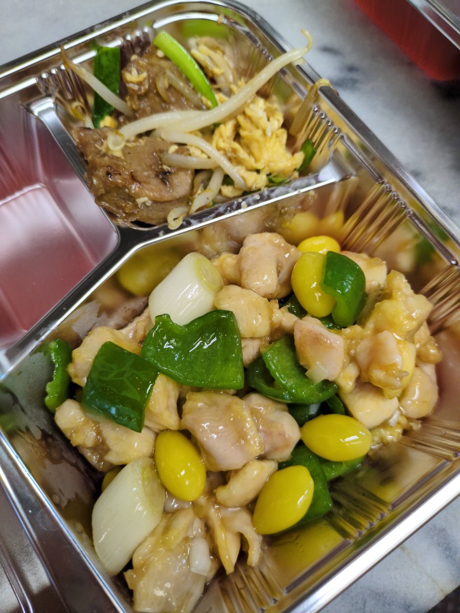 chinesefood_han's tweet photo. 10/16金曜
開店当時小学生だった
男の子が

今は結婚して、奥さんと小さな男の子を連れて
久しぶりに食べに来てくれました

やっぱり食べるのは
昔から好きな
ひき肉とはるさめ炒め😊

長く店続けてると
こういうのが嬉しい😁

お弁当
鶏肉とぎんなん炒め&amp;レバーニラ卵炒め

ランチ
鶏肉とぎんなん炒め https://t.co/lAAZJ0xsis