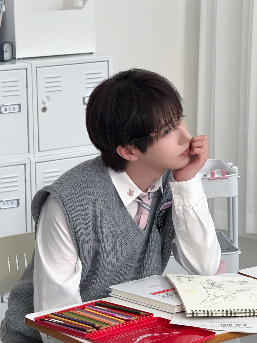 NCTsmtown_DREAM's tweet photo. 황인준 (미소 천사 미술부 3학년) : "오늘은 널 캔버스에 담아 볼래."
이제노 (터프 가이 테니스부 3학년) : "오늘 내 목표는, 네 마음속 코트에 들어가는 것."
이동혁 (꿀 보이스 밴드부 3학년) : "아, 진짜··· 너만 오면 왜 자꾸 박자를 놓치냐···."

#2027SEASONSGREETINGS #NCTDREAM https://t.co/dhRj85pesz