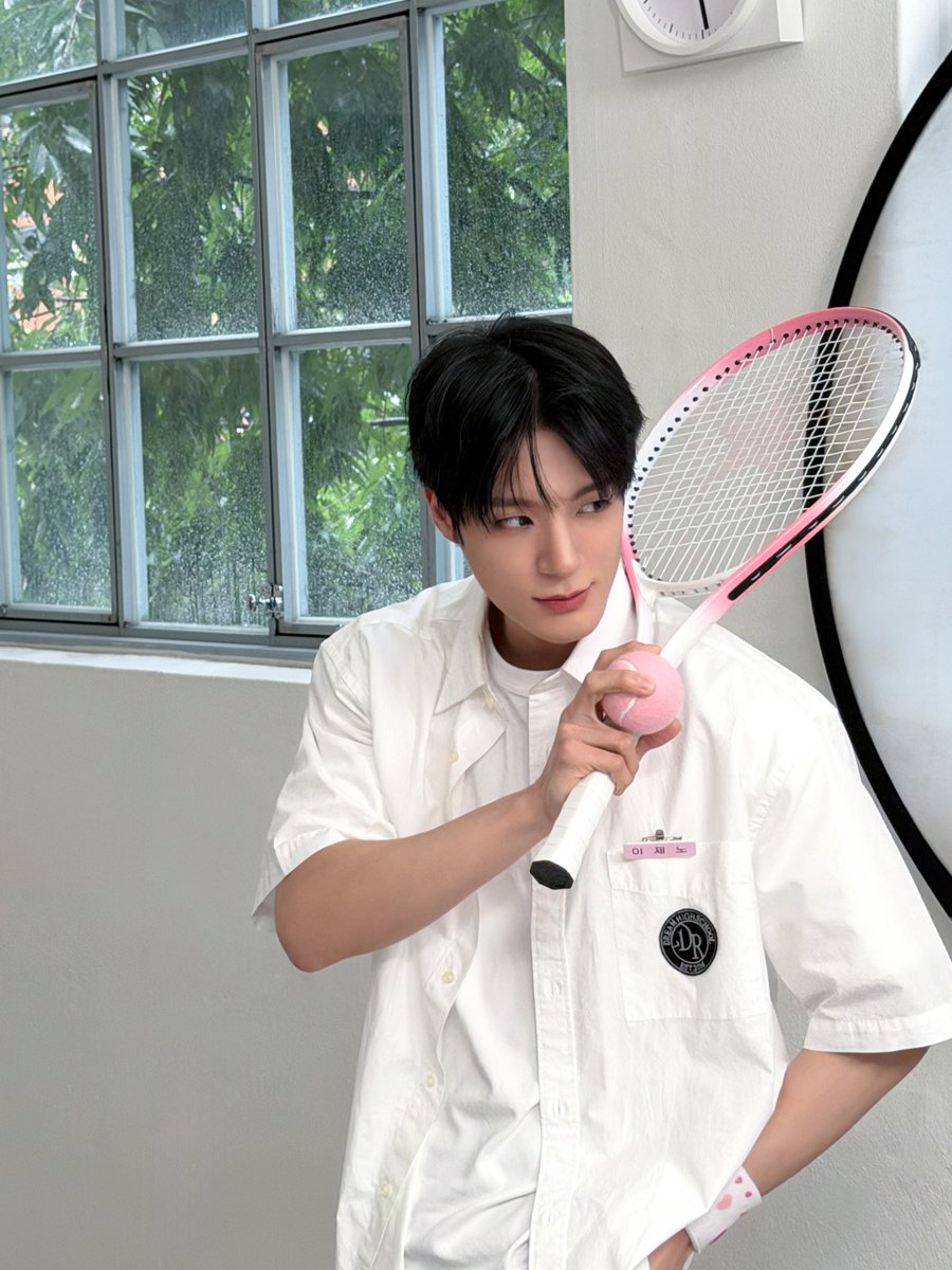 NCTsmtown_DREAM's tweet photo. 황인준 (미소 천사 미술부 3학년) : "오늘은 널 캔버스에 담아 볼래."
이제노 (터프 가이 테니스부 3학년) : "오늘 내 목표는, 네 마음속 코트에 들어가는 것."
이동혁 (꿀 보이스 밴드부 3학년) : "아, 진짜··· 너만 오면 왜 자꾸 박자를 놓치냐···."

#2027SEASONSGREETINGS #NCTDREAM https://t.co/dhRj85pesz