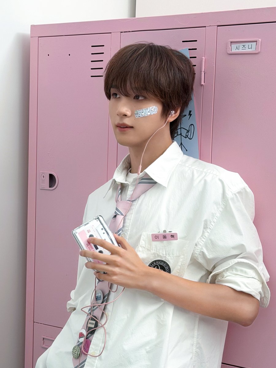 NCTsmtown_DREAM's tweet photo. 황인준 (미소 천사 미술부 3학년) : "오늘은 널 캔버스에 담아 볼래."
이제노 (터프 가이 테니스부 3학년) : "오늘 내 목표는, 네 마음속 코트에 들어가는 것."
이동혁 (꿀 보이스 밴드부 3학년) : "아, 진짜··· 너만 오면 왜 자꾸 박자를 놓치냐···."

#2027SEASONSGREETINGS #NCTDREAM https://t.co/dhRj85pesz