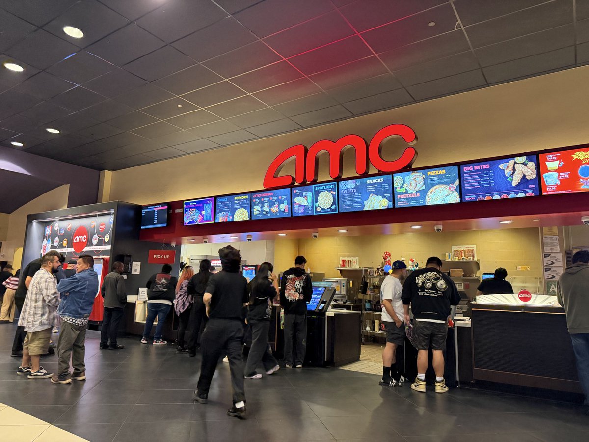 ProcseeGaming's tweet photo. I’m here #atAMC to watch #StreetFighterMovie #StreetFighter loved the game, hope I enjoy the movie as much. Seriously, how sick is this hadouken popcorn bucket!!! Oh, and this place is still AF!!! #AMC #AMCTHEATRES #AMCSTOCK #AMCNOTLEAVING #AMCNEVERLEAVING #AMC100K https://t.co/FQnKVVnv8I