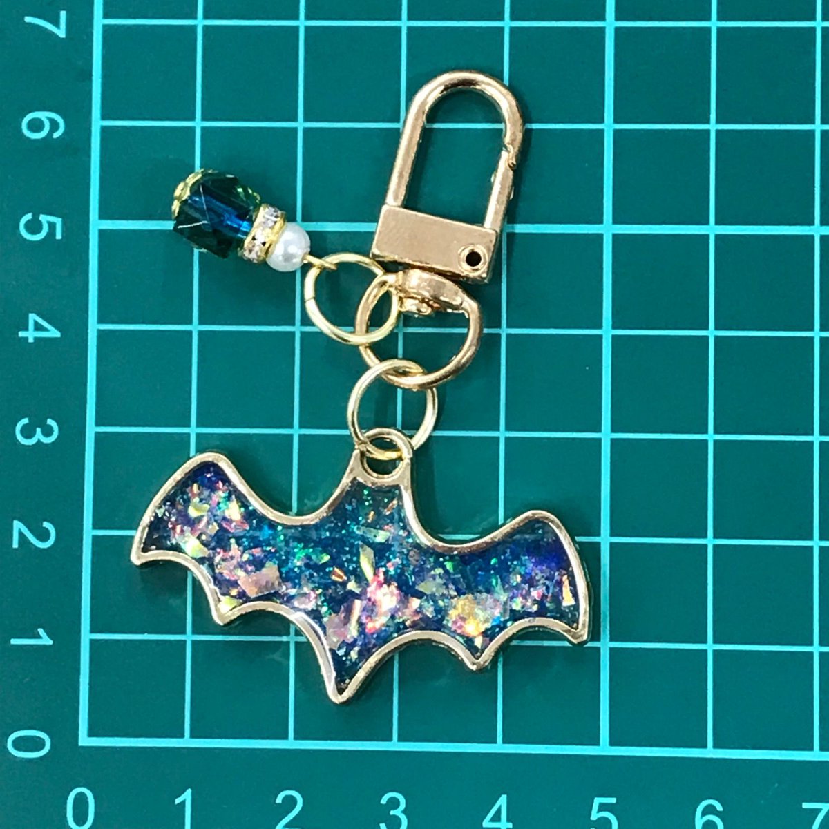 cocorety142's tweet photo. 【福祉施設制作】山桜うさぎ作　キーホルダー「ハロウィン コウモリ」NO.2348で検索
キラキラ輝く青紫のコウモリキーホルダーです。光に当たると虹色にきらめいてとっても可愛いです。バッグにつけたら目立ちそうで嬉しいです。ハロウィンにぴったりで持ってるだけで気分が上がりますよね。￥1,500 https://t.co/stQ8mXuy32