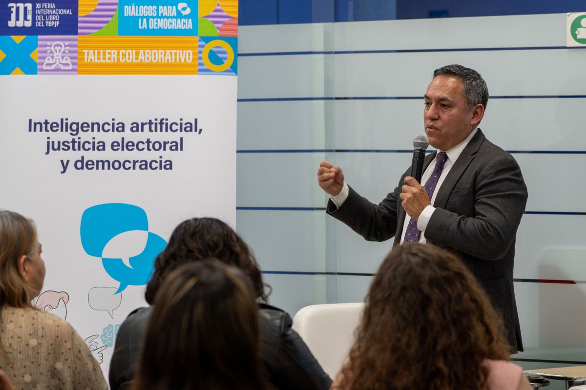 TEPJF_GDL's tweet photo. 🤖📚 En la XI Feria Internacional del Libro del #TEPJF, el magistrado Sergio Guerrero Olvera impartió el taller “Inteligencia artificial, justicia electoral y democracia”, para reflexionar sobre sus usos, oportunidades, desafíos e implicaciones éticas.

#SRG #JusticiaElectoral https://t.co/tniHXM115S