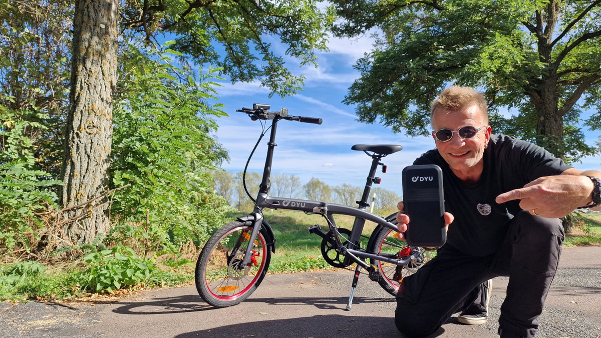 DYUofficial's tweet photo. ๐ E-Bike + Removable Powerbank = DYU SP1.
โก Pop it out, charge your phone on the go.
๐ชถ Only 14 kg. Folds small.
๐ Metro, train & plane friendly.
๐ https://t.co/E0wMalBnDg
#DYUSP1 #FoldingEBike #Powerbank #DYU https://t.co/ZKT74qUypP