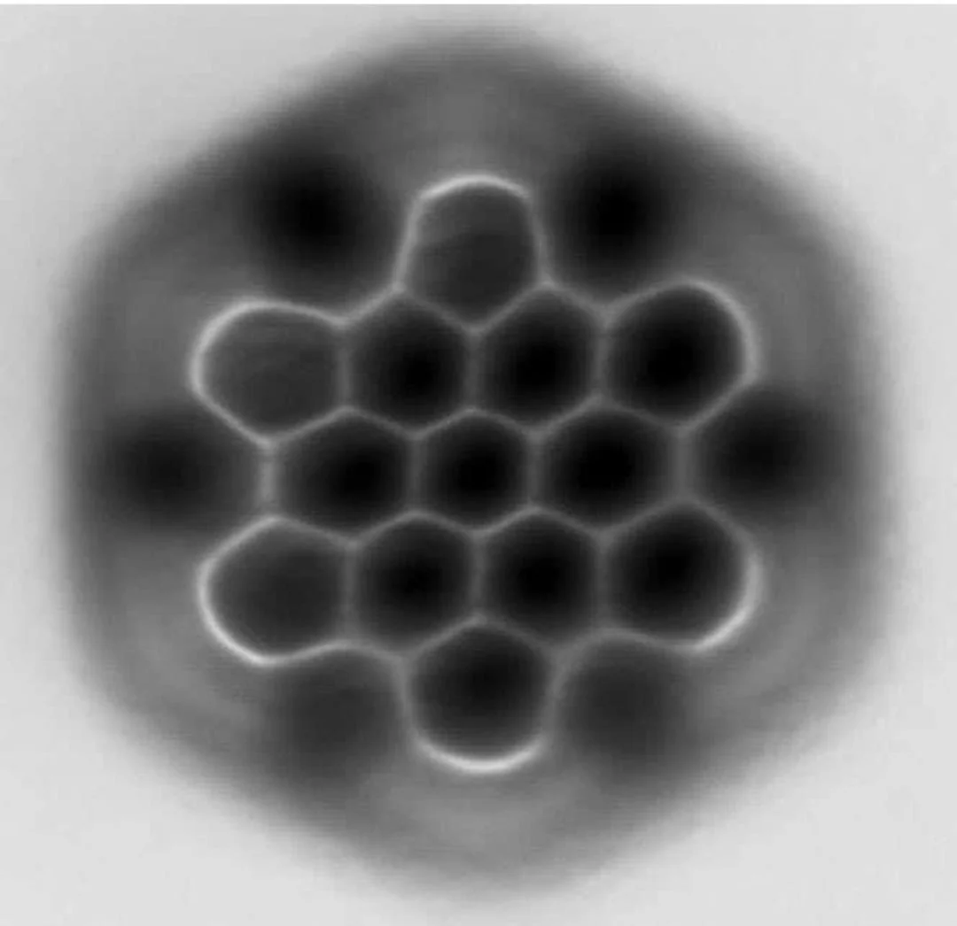 NightSkyToday's tweet photo. 🚨: FOR THE FIRST TIME, HUMANITY "SAW" A REAL MOLECULE  

Not an illustration. 
It's not a 3D render. 
It's not digital art. 
It's an actual molecule. https://t.co/kLTlxBwomV
