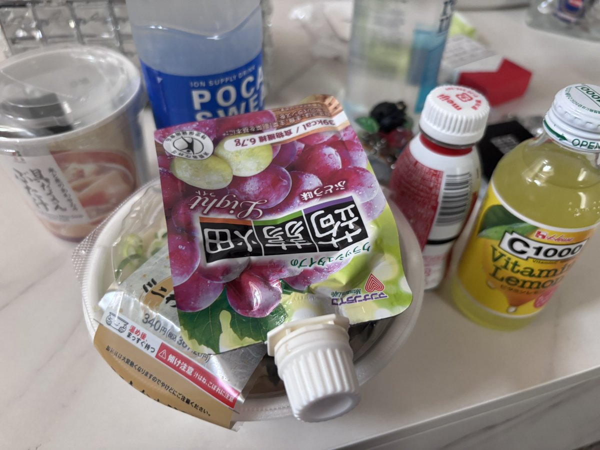 4398ulr's tweet photo. あまりにも病人の食事 https://t.co/wQKS2W46uD