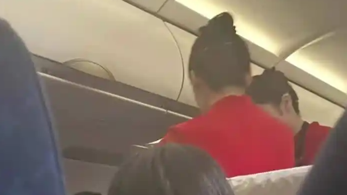 zxx_lab's tweet photo. 南宁飞杭州的航班上
婴儿全程哭闹
两个空姐轮流抱着哄了一小时
全机没人抱怨 https://t.co/jjJnlF0tzb