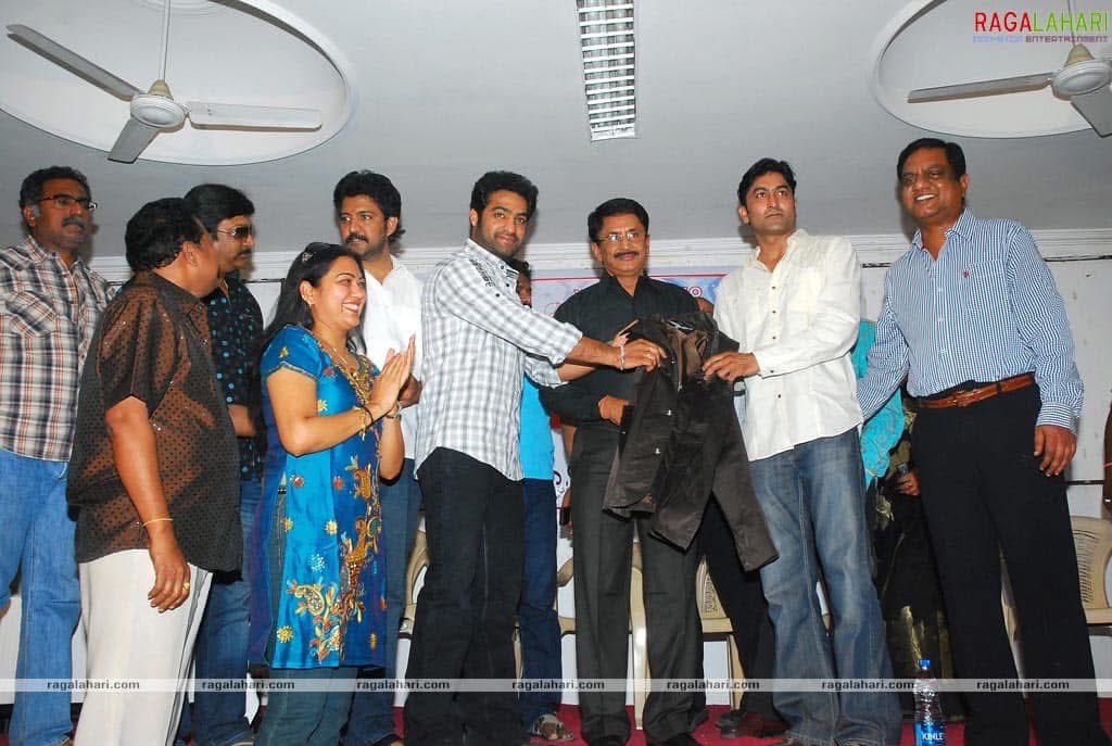 tollywood's tweet photo. వంశీ అన్నా.. @DrVVamsi నన్ను గుర్తుపట్టారా? నేను మీ మురళిని అన్నా. Jr. NTR @tarak9999 గారి అదుర్స్ జాకెట్‌ను ఆక్షన్‌లో కొనుగోలు చేసింది నేనే. 🙏

ఒకప్పుడు అమెరికాలో బాగా బ్రతికిన NRIని. నేను కూడా మీలాగే తెలుగు దొంగల పార్టీ వెన్నుపోటుకు బలయ్యాను. 💔

కానీ ధైర్యం కోల్పోలేదు అన్నా! మీకు జరిగిన అన్యాయంతో పోలిస్తే నాది చాలా చిన్నది. మిమ్మల్ని స్ఫూర్తిగా తీసుకొని, న్యాయం కోసం ధైర్యంగా ముందుకు సాగుతున్నాను. ✊

జై జగన్! 🙏🔥
#జైజగన్ #JaiJagan 
#SaveAPfromTDP