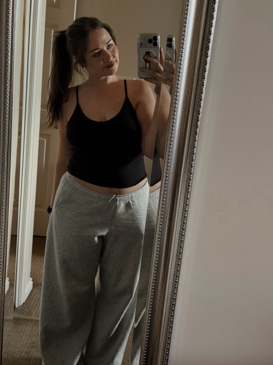 NoelWildxo's tweet photo. Grey sweatpants check! Drop your pics 👇 https://t.co/WaDHBg1mYu