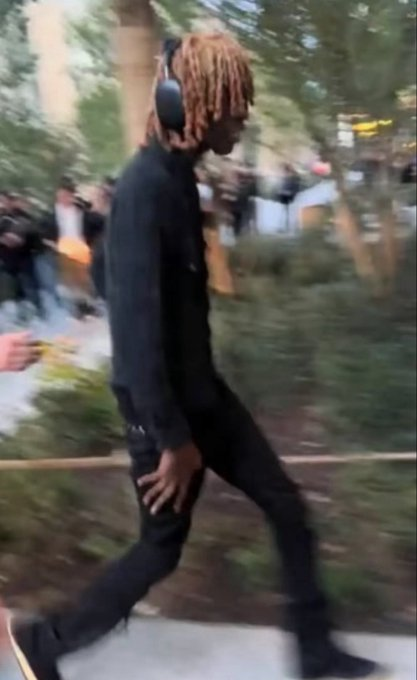 heoffxtcy's tweet photo. when u walkin by her so u gotta act nonchalant but u js end up lookin stupid af https://t.co/RZXHespPlQ