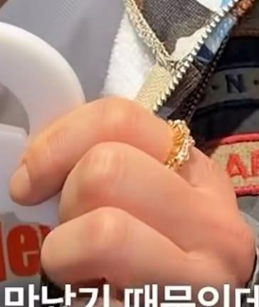 GuenNancy's tweet photo. Is it the same ring in silver (LK) and gold (Han)? 🤔 https://t.co/6z18zAMvk0