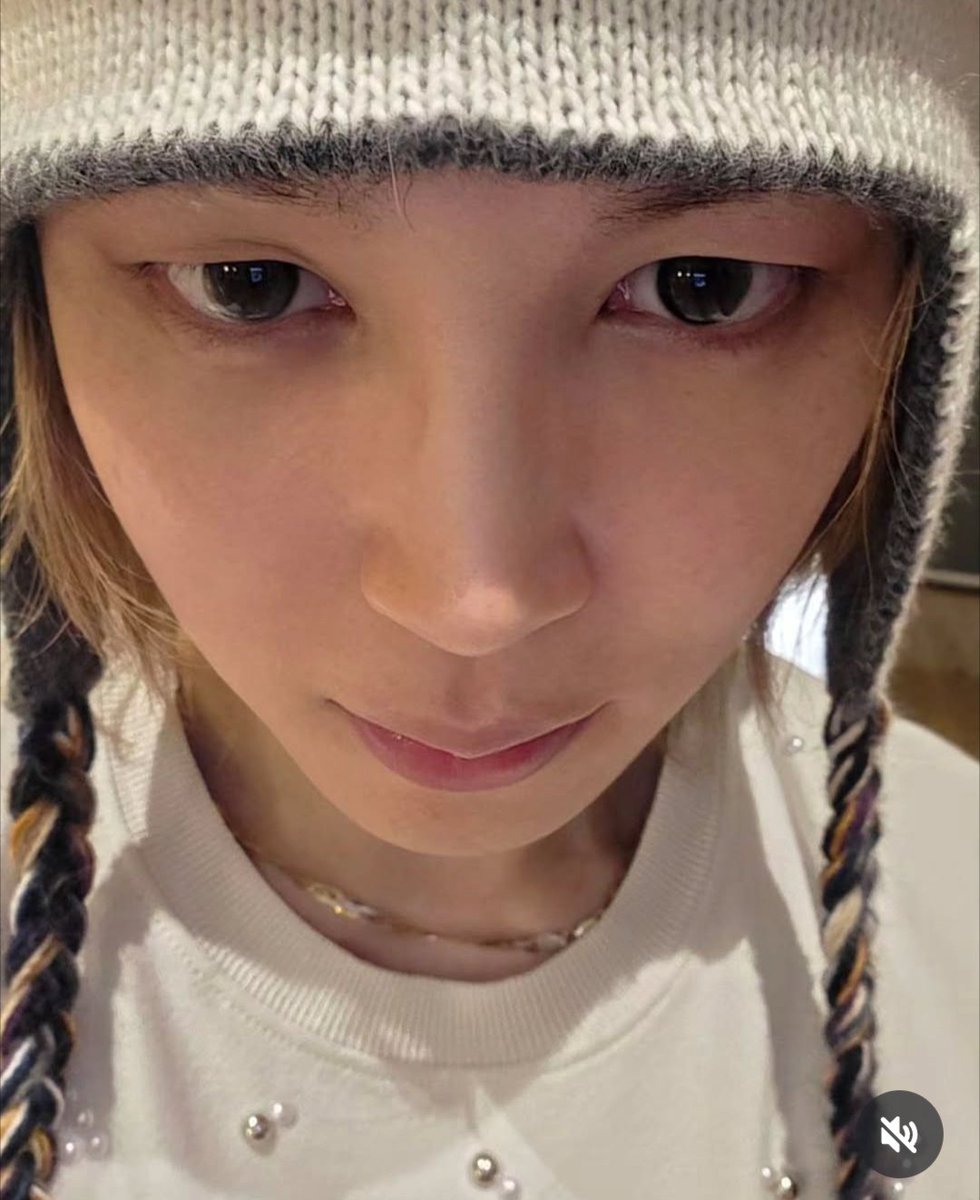 Feb09Kazupon's tweet photo. この時からこの三つ編み付きあざと帽子を被ると周りをメロメロにする事に気づいてしまっていた🐥ジミンちゃん🤭💕
ほんと、君の可愛いさに全人類がまんまとメロメロで溶けてますから…🫠💘💞

＃jimin https://t.co/pQcGT39d0r