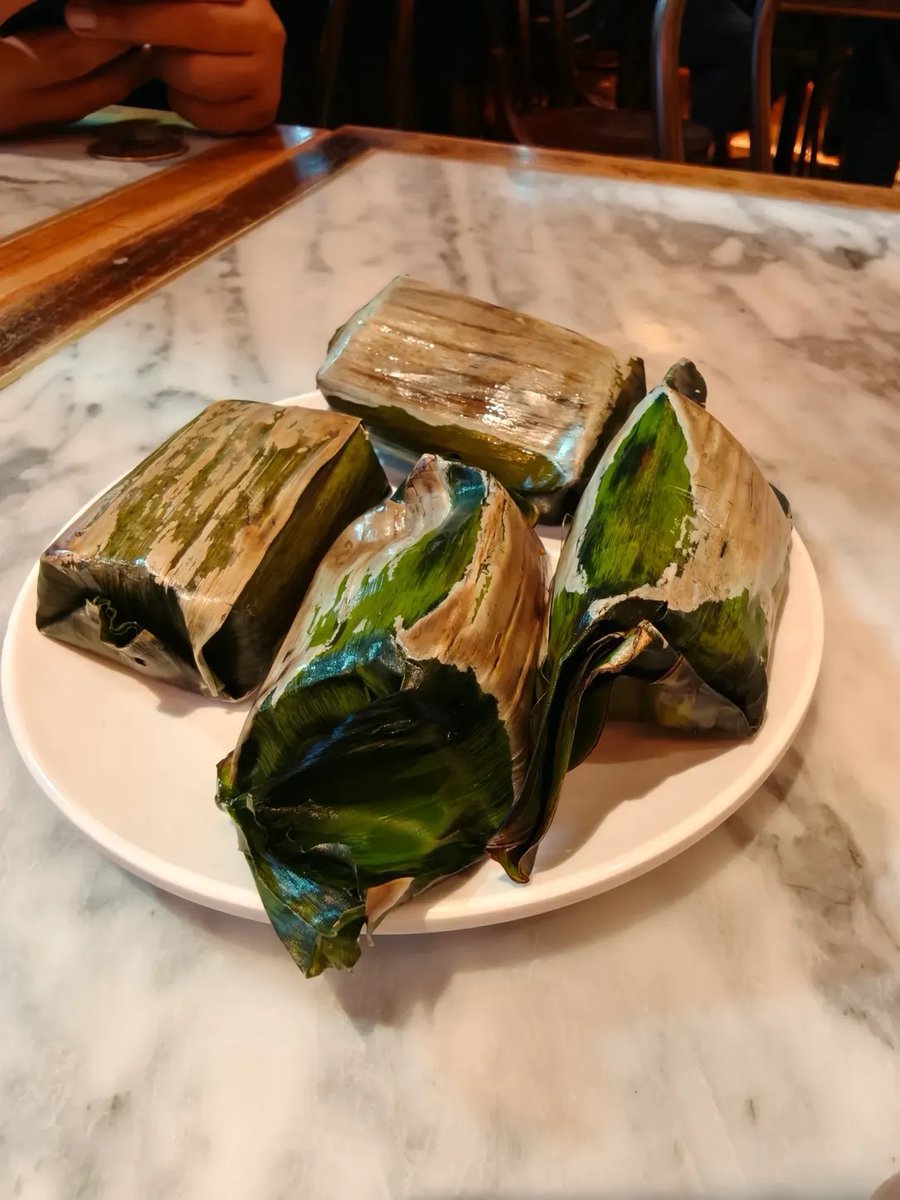 navisiy's tweet photo. Kadang makanan yang dibungkus daun pisang gini justru punya daya tarik sendiri, i love lemper https://t.co/kVeaX1Jskl