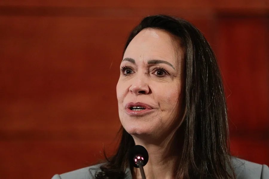 plcdelmedionews's tweet photo. #POLÍTICA  | 📌 María Corina Machado denuncia que EEUU la ha excluido de las negociaciones sobre Venezuela 

María Corina Machado denunció que Estados Unidos la dejó fuera de las negociaciones que celebran esta semana en Caracas el Gobierno de la presidenta encargada, Delcy Rodríguez, y un sector de la oposición, en una entrevista publicada este jueves por The New York Times.

Machado, que permanece fuera de Venezuela, aseguró durante la entrevista con el diario que regresará al país «antes de lo que se imaginan» para movilizar a sus seguidores de cara a futuras elecciones.

La opositora, que lleva meses sin poder volver a su país, afirmó que Washington no la ha incluido en las negociaciones que mantienen esta semana en Caracas el Gobierno venezolano y otra facción de la oposición.

Sin embargo, el Departamento de Estado afirmó que había invitado al partido de Machado, Vente Venezuela, a participar y que «María Corina tiene todo el derecho a entrar a su país cuando quiera».

La dirigente también cuestionó el papel del empresario Alejandro Betancourt, beneficiario de contratos energéticos y vinculado a un acuerdo con la Administración del presidente estadounidense, Donald Trump, para controlar alrededor de una quinta parte de las reservas petroleras venezolanas.
Con información
@EFENoticias