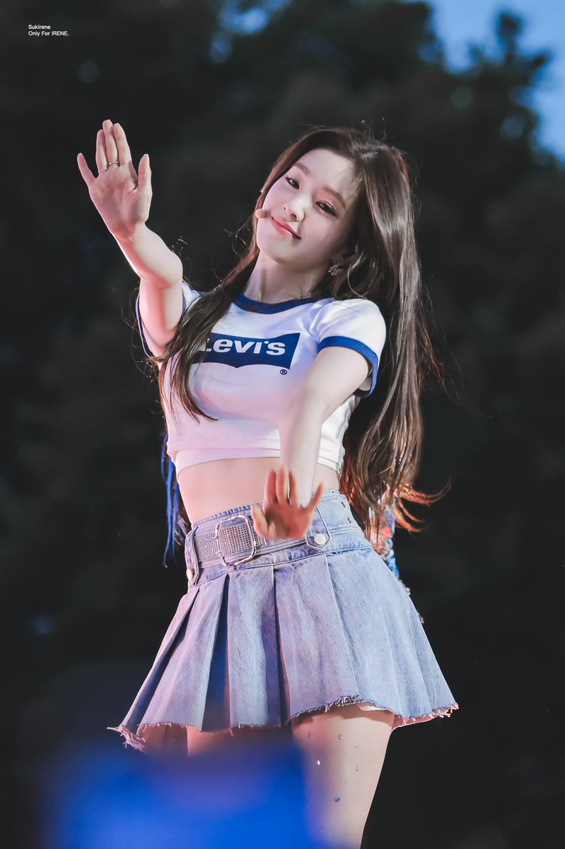 renewba3's tweet photo. 리바이스 아이린 못참지 https://t.co/elLATDpMfT