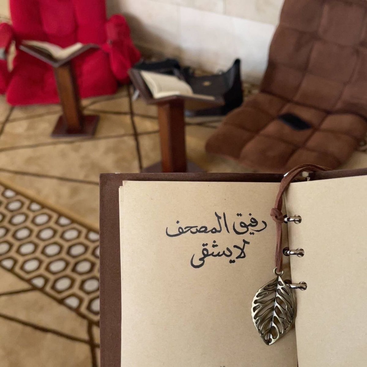 basmhalkon's tweet photo. « يا لذّةً تَسري بروحي كُلّما
تجري حروفُ الآيِ فوقَ لِساني

هذا نعيمٌ لستُ ألقى مِثلَهُ
أبدًا ولَو فتّشتُ في الأكوانِ

هذا نعيمٌ ليسَ يُدرِكُ وَصفَهُ
إلا الذي يَحيا مَعَ القُـرآن »
🌸🌧🌱' https://t.co/r7JaRhnoUL
