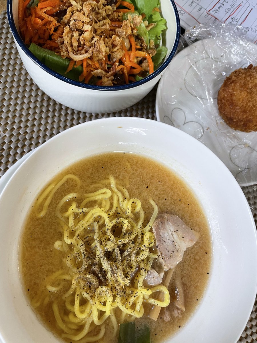 plasticfish6's tweet photo. 2026.10.16(金)昼食
自家製チャーシュー麺の
すみれ味噌ラーメン
ニンジンのラペサラダ
サーモンコロッケ
ピエトロドレッシング
#料理記録　#昼食　#自家製チャーシュー麺のすみれ味噌ラーメン　#ニンジンのラペサラダ　#サーモンコロッケ　#ピエトロドレッシング https://t.co/MYqWy55sOi