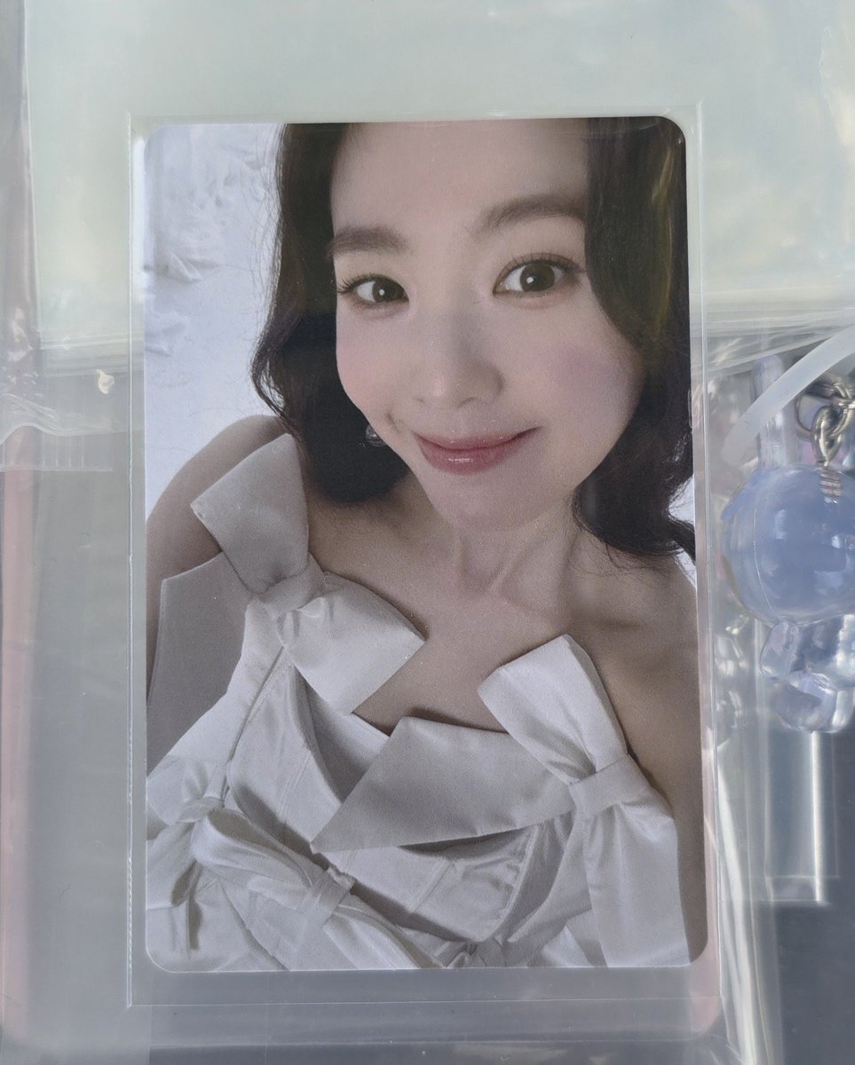 samgongoh's tweet photo. IRENE &amp; SEULGI JAPAN TOUR 2026 -blank- アイリーン スルギ アスル
EC限定 会場購入特典トレカ　交換希望

【譲】1番写真のアイリーン
【求】2番写真のスルギ

10/18 広島の公演会場で交換を希望します!! よろしくお願いします。 https://t.co/QKAtvw8Rb8