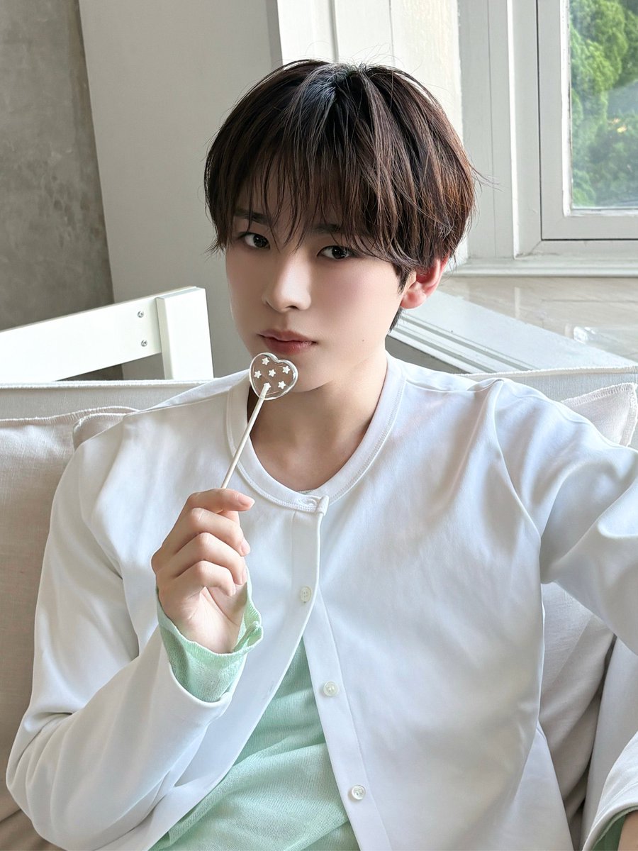 toookuna's tweet photo. 왼쪽 도련님의 안드로이드같음.. https://t.co/yg3CiHP6LQ