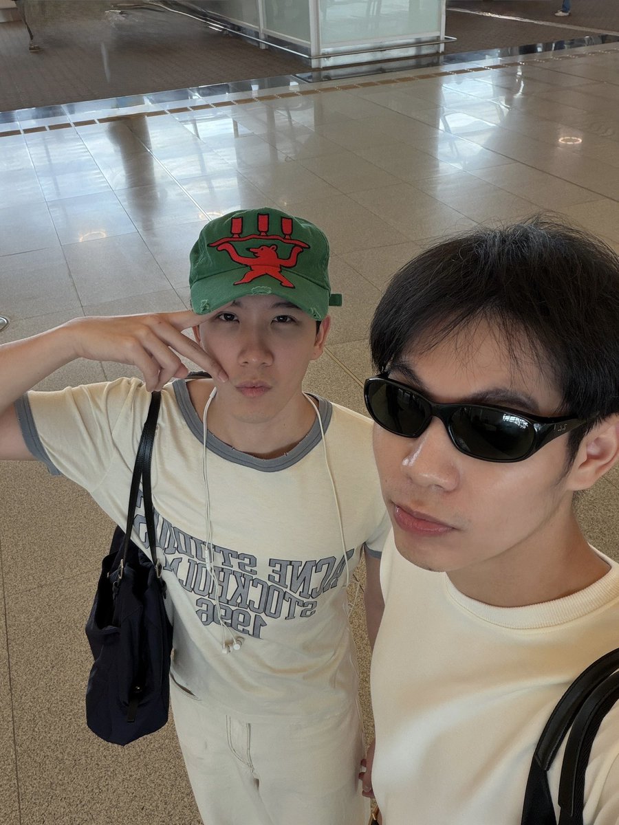 ForKhaotungg_'s tweet photo. เดินทางปลอดภัยนะครับสองเหมียว แฟนๆที่ฮ่องกงเตรียมรอเจอกันได้เล้ยยยย🫶🏻🧡🤍🇭🇰

#GMMTVPOPUPSTOREINHONGKONG
#FirstKhaotung #เฟิร์สข้าวตัง 
#khaotungg https://t.co/1lpnFZ17qT