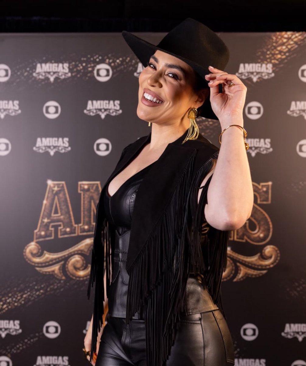 naiarainforms's tweet photo. ESTAVA MUITO ELEGANTE! Confira look usado por Naiara Azevedo para a gravação do Especial ‘AMIGAS’ da Globo. Aprovado? 🖤 https://t.co/HdwoMhiQyh